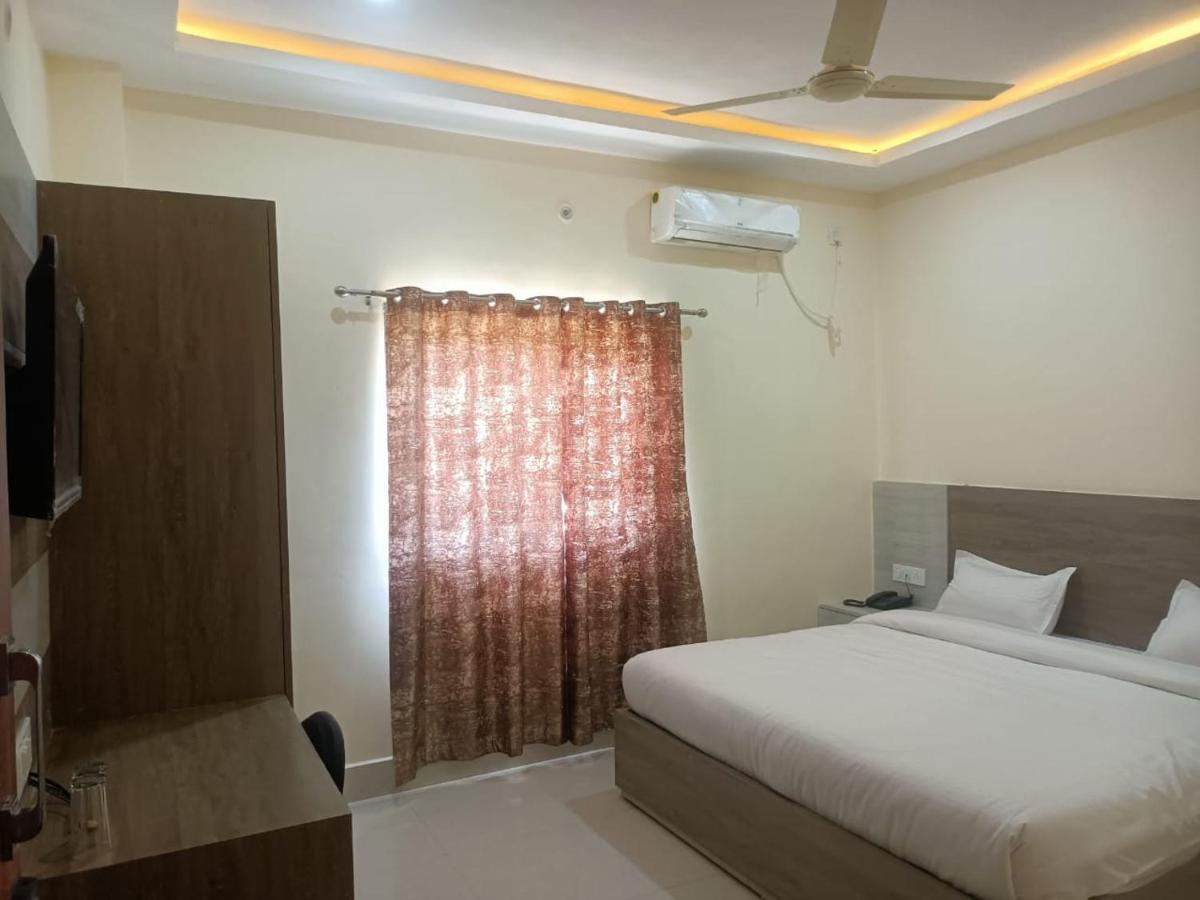 Hotel Rajwada Palace Орча Екстериор снимка