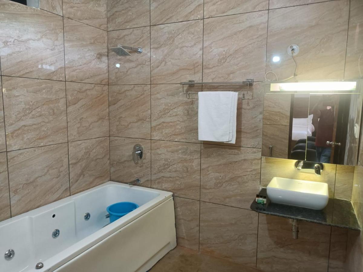 Hotel Rajwada Palace Орча Екстериор снимка