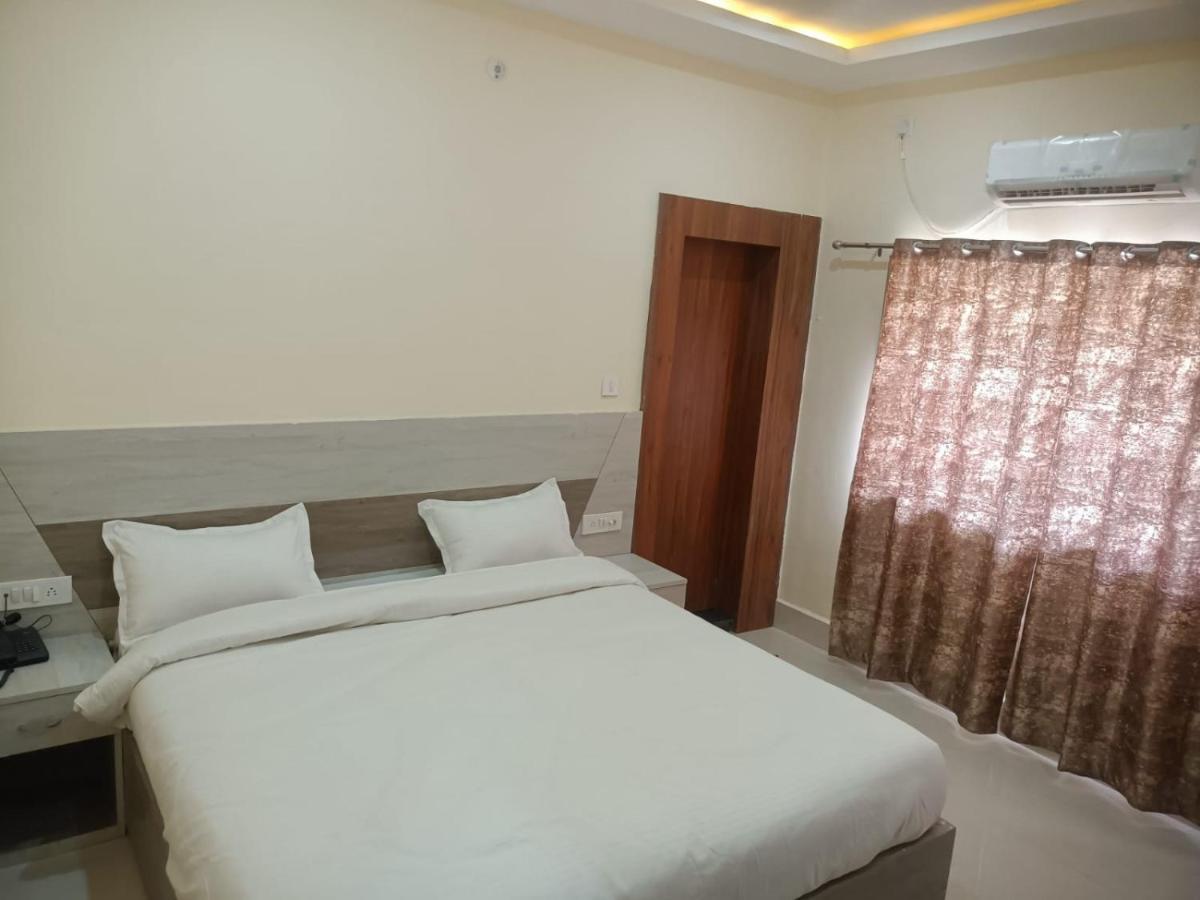 Hotel Rajwada Palace Орча Екстериор снимка