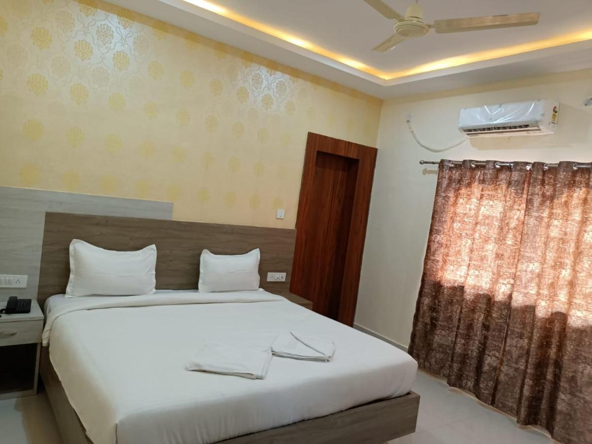 Hotel Rajwada Palace Орча Екстериор снимка