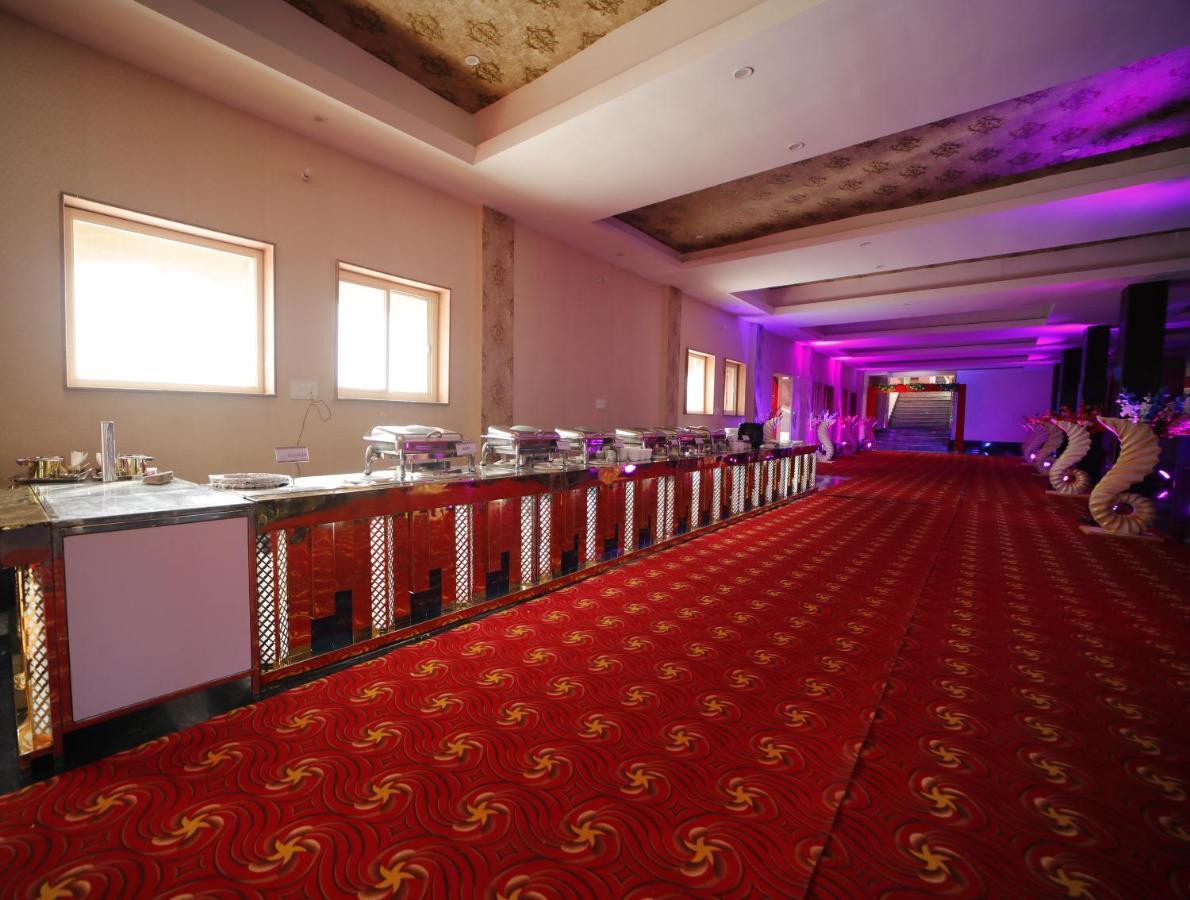 Hotel Rajwada Palace Орча Екстериор снимка