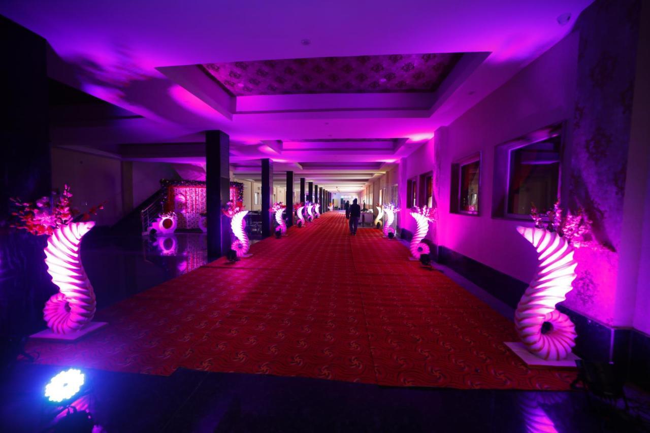 Hotel Rajwada Palace Орча Екстериор снимка