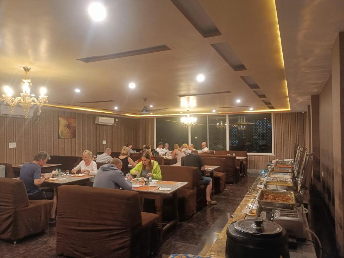 Hotel Rajwada Palace Орча Екстериор снимка