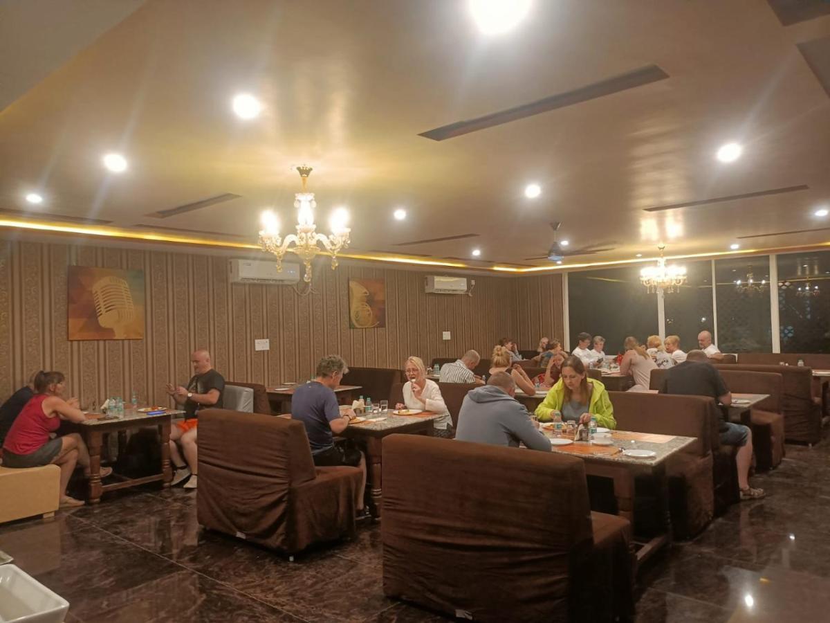Hotel Rajwada Palace Орча Екстериор снимка