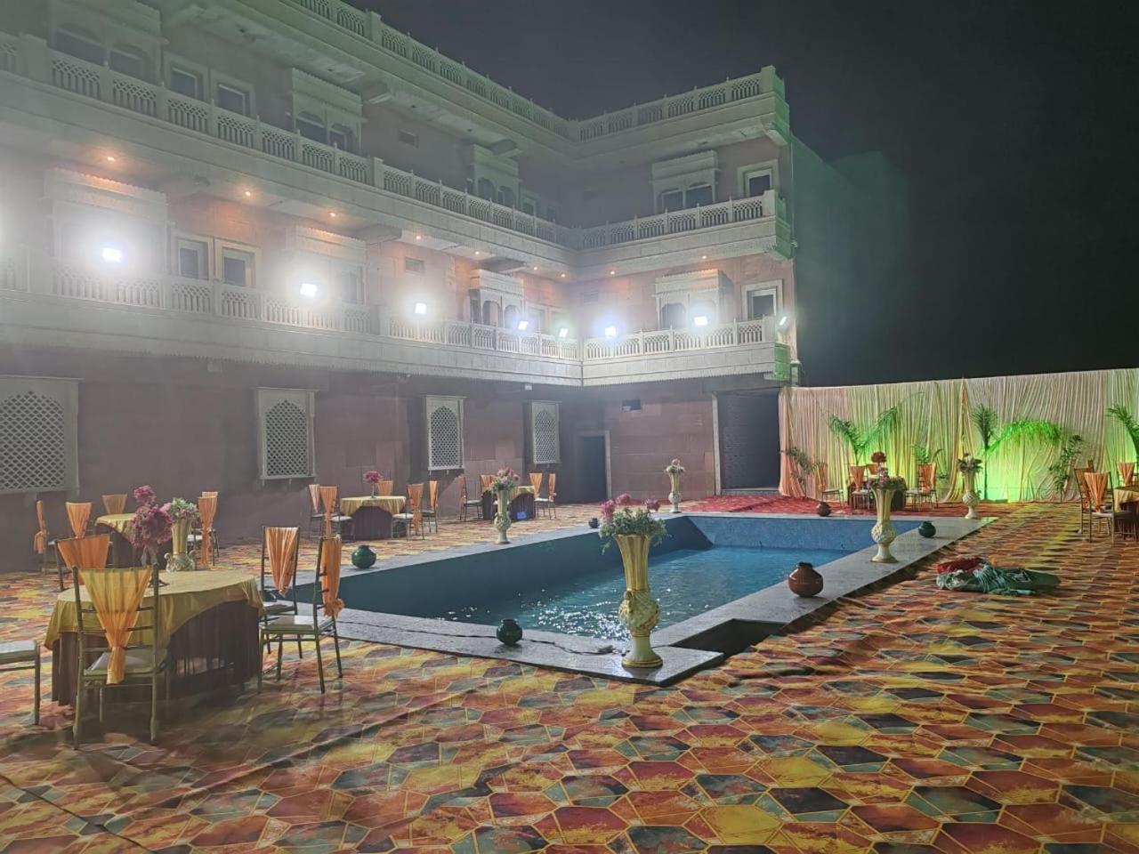 Hotel Rajwada Palace Орча Екстериор снимка